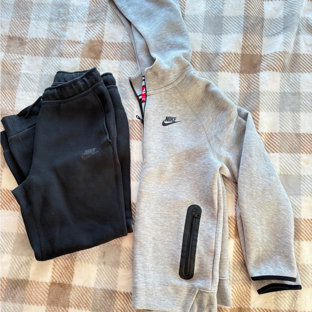 Nike Tech zip up and jogger sweatpants set! Like new